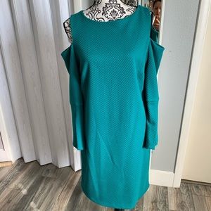 Open shoulders dress in teal